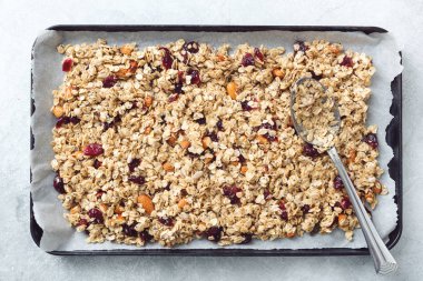 Sac pişirme üzerinde ev yapımı granola