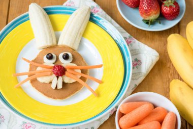 Çocuklar için yaratıcı renkli kahvaltı. Paskalya tavşanı meyve ile gözleme şeklinde