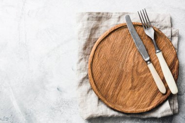 Vintage gümüş ve gri beton zemin üzerine ahşap tahta