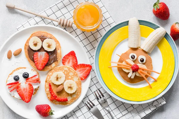 Colorida comida de desayuno para niños. Divertido arte de la comida de Pascua, vista superior — Foto de Stock