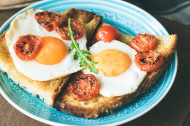 Kahvaltı tost yumurta, közlenmiş domates ve Roka Salatası ile