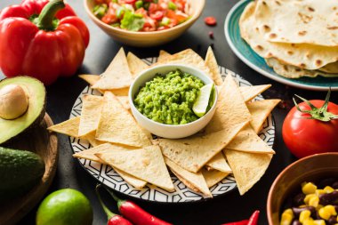 Meksika yemeği Guacamole Nachos Tortilla cips salsa ve fasulye