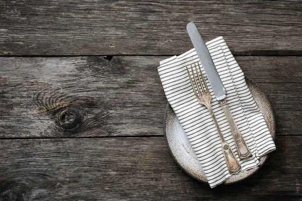 Vintage gümüş çatal bıçak takımı ve Tekstil rustik ahşap zemin üzerinde. Tablo ayarı — Stok fotoğraf