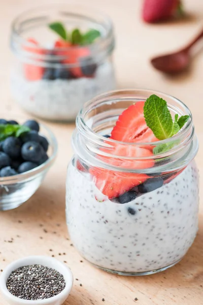Здоровый завтрак или закуска Чиа семенной пудинг со свежими фруктами ягоды — стоковое фото