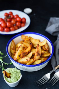 Bir kase içinde baharatlar ile kavrulmuş patates
