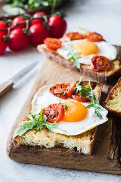 Yumurta, roka ve kavrulmuş domates, closeup görünümü ile kahvaltı tost