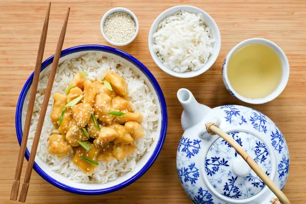 Kyckling med ris, Kina tekanna och grönt te — Stockfoto