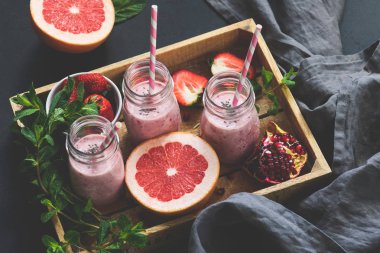 Pembe meyve smoothies şişe. Greyfurt, nar ve çilek smoothies