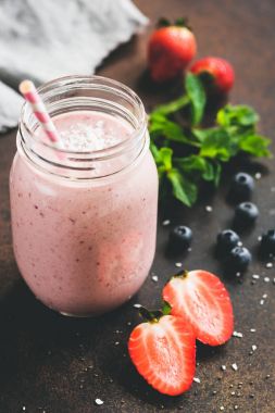 Kavanozda, closeup görünümü, Hindistan cevizi ile pembe berry güler yüzlü görüntü tonda