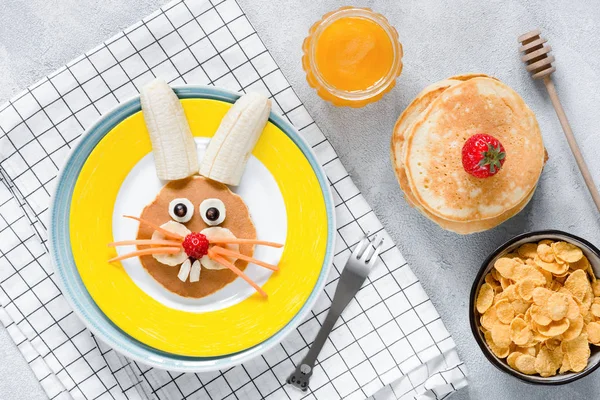 Śniadanie dla dzieci. Naleśnik z Easter Bunny, miodu i płatki kukurydziane — Zdjęcie stockowe