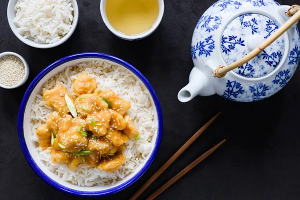 Ayam dengan nasi, biji wijen dan teh hijau. Masakan Cina — Stok Foto