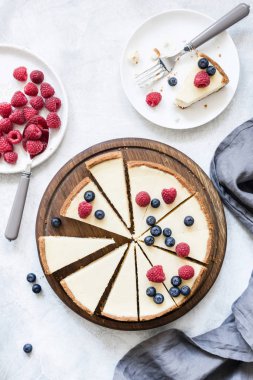 Klasik New York cheesecake taze çilek, üstten görünüm ile