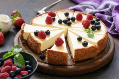 Klasik düz New York Cheesecake ahşap tahta üzerinde dilimlenmiş
