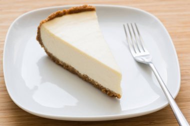 Beyaz tabakta klasik New York cheesecake