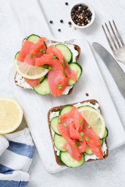 Füme somon, krem peynir ve salatalık tost sandviç beyaz