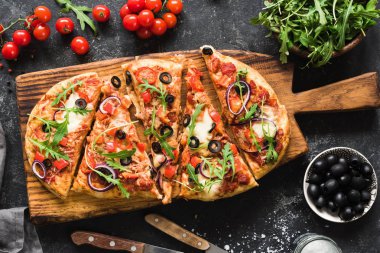 Ahşap pizza yönetim kurulu, üstten görünüm taze roka ile süslenmiş gözleme pizza