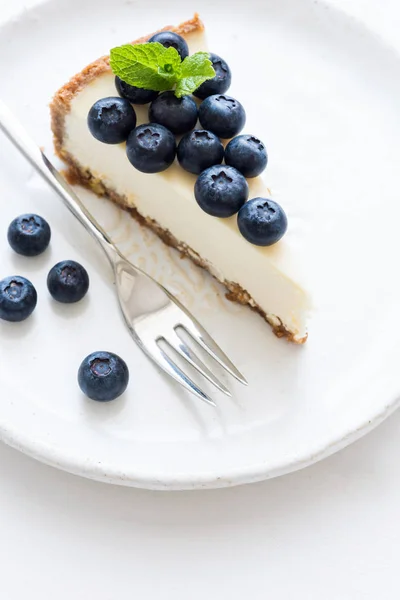 Cheesecake de Nova York com mirtilos frescos e hortelã — Fotografia de Stock