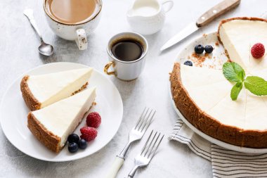 Klasik New York Cheesecake ve kahve beyaz arka plan beton