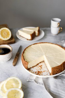 Limonlu cheesecake bir tablo. Dilimlenmiş limon cheesecake
