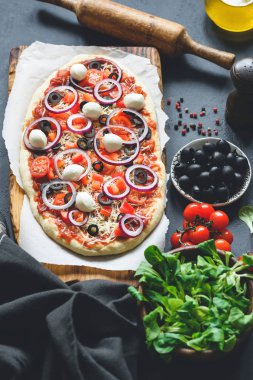 Ev yapımı pizza Siyah Zeytin, mozzarella peyniri, mor soğan ve domates sosu ile