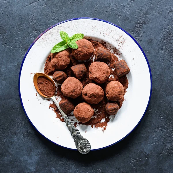 Σπιτικές σοκολατένιες τρούφες σε άσπρο πιάτο, το top view — Φωτογραφία Αρχείου