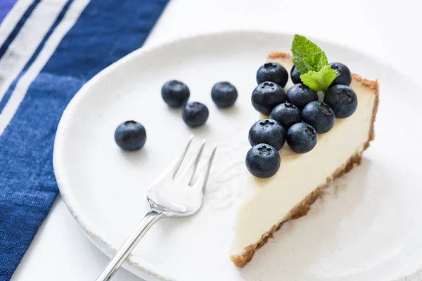 Käsekuchen mit frischen Blaubeeren auf weißem Teller. Blaubeerkäsekuchen — Stockfoto