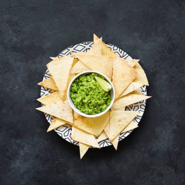 Cips ve guacamole bir plaka üzerinde