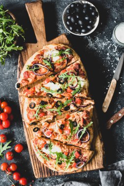 Ahşap pizza yönetim kurulu, üstten görünüm taze roka ile süslenmiş gözleme pizza