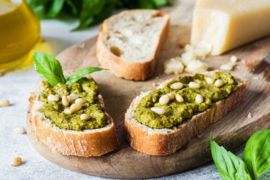 Bruschetta pesto ve çam fıstığı ile. Vejetaryen meze