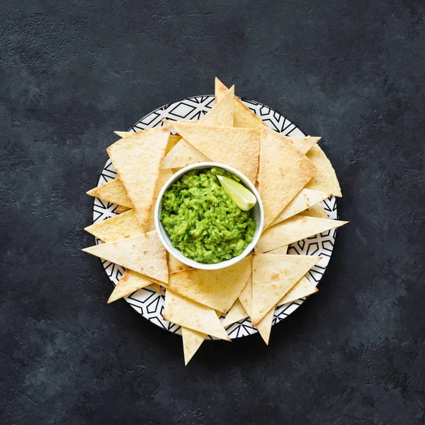 Nachos and guacamole on a plate — Stock Photo, Image