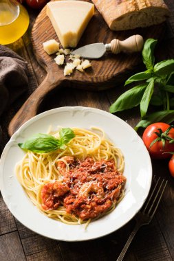 Makarna spagetti domates sosu ve karides rustik ahşap üzerine