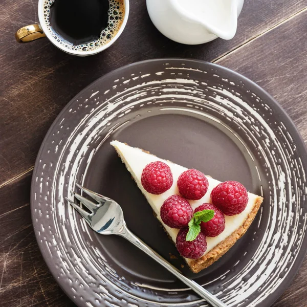 Tarta de queso con frambuesas, café y crema. Vista superior —  Fotos de Stock