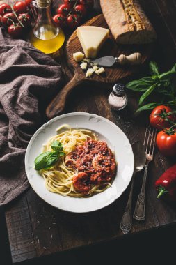 İtalyan makarna rustik ahşap masa üzerinde domates sosu, karides ve parmesan peyniri ile