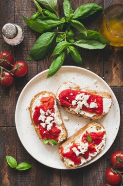 Bruschetta Közlenmiş biber ve keçi beyaz peynir, üst görünüm. İtalyan antipasti