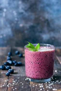 Metin kopyalama yeri olan rustik ahşap üzerine Blueberry smoothie