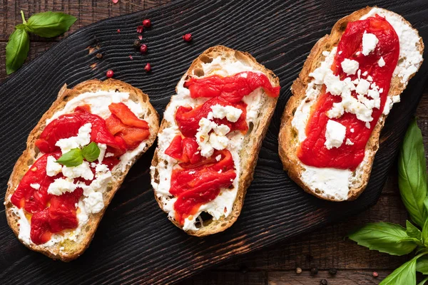 Bruschetta dengan lada panggang dan keju feta, pemandangan paling indah — Stok Foto