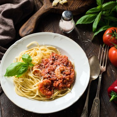 Spagetti domates sosu, karides ve rendelenmiş parmesan peyniri ile
