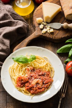 Makarna domates sosu, karides ve parmesan peyniri ile