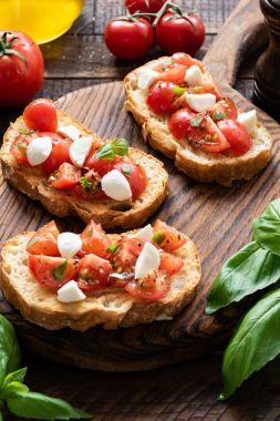 Domates ve mozzarella bruschetta ahşap oyun tahtası