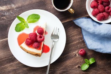 Peynirli kek Ahududu ve ahşap masa berry sosu ile