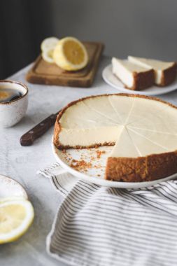 Limonlu cheesecake bir tabloda, seçici odak