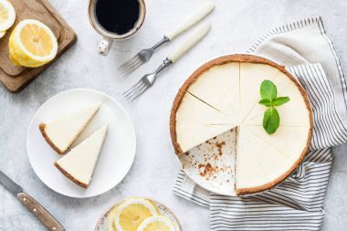 Beyaz arka plan üzerinde klasik New York Cheesecake