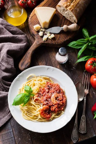 Pasta with tomato sauce, shrimps and parmesan cheese — Stock Photo, Image