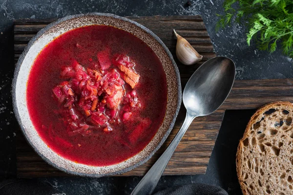 Sopa de beterraba Borscht em tigela rústica — Fotografia de Stock