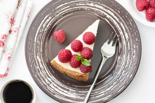 Το Top view φέτα cheesecake με φρέσκα σμέουρα — Φωτογραφία Αρχείου