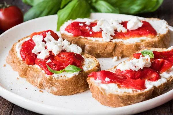 Italian bruschetta with roasted pepper and goat feta cheese — Stock Photo, Image