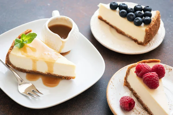 Cheesecakes farklı Topingler ile ürün yelpazesine — Stok fotoğraf