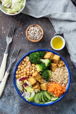 Quinoa, brokoli ve tofu ile renkli Buda kase