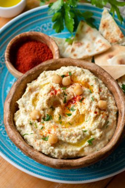 Nohut humus kırmızı biber ve pide cips ile