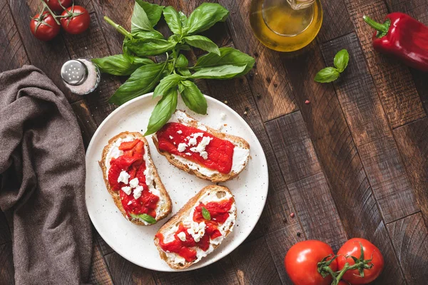 Итальянская брускетта с жареным перцем, сыром фета и оливковым маслом — стоковое фото